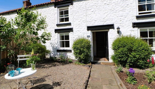 4-5 THE GREEN, pet friendly, with open fire in Piercebridge
