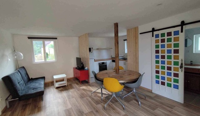 4-6 person cottage on large enclosed grounds (pets welcome!)