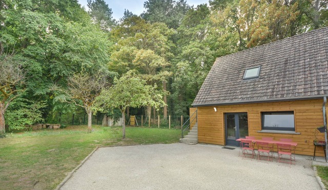 4/6 person cottage with jacuzzi, garden and forest, 5 min from the beach