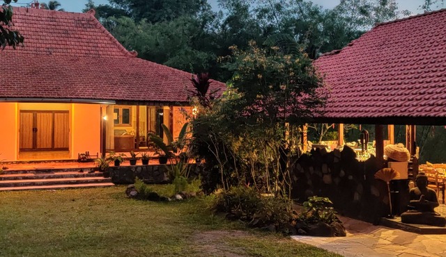 4/6-persons sized villa with great views & fresh air, big private tropical land.