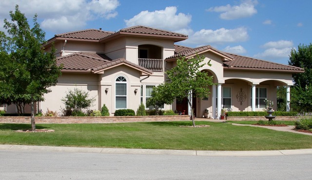 4,600 sq ft WINTER VACATION EXECUTIVE home on large corner lot, lovely community
