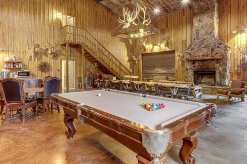 4,800-Sq-Ft Cabin with Creek Access in Caulfield