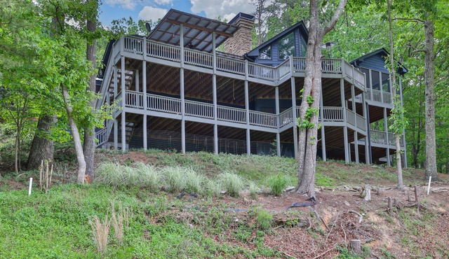 4.9-Star Rated, Stunning 3600 SF House on Golf Course