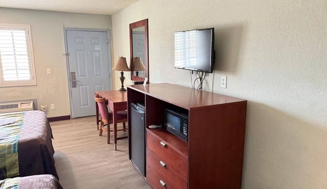 4 Accommocationds near Great Pearsall Base | Outdoor Pool and Free Parking