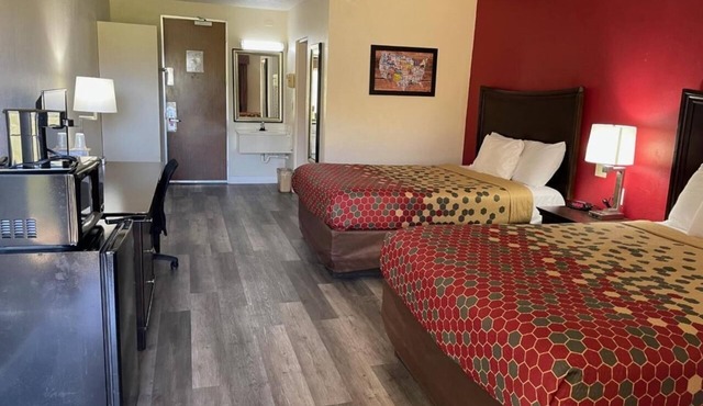4 Accommodations for Family & Group Stays in Perry | Free Parking & Breakfast