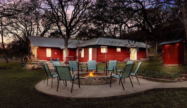 4 Acre Farmhouse By Gruene - Min. to Guadalupe River + Tube Rental - Games - Firepit - Grill