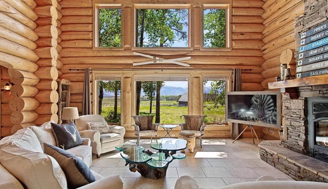 4 Acre Luxury Log Cabin Minutes from Skiing, Fishing, Biking, Golf, and Boating