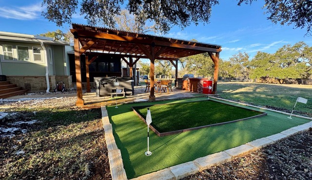 4-acre Texas Hill Country Retreat w/Hot Tub & Private Cabin