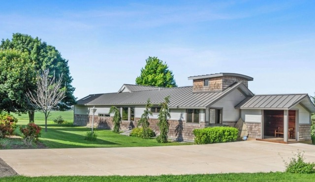 4 Acres Retreat at Lake Geneva. Modern and Spacious - 5 Minutes to the Beach!