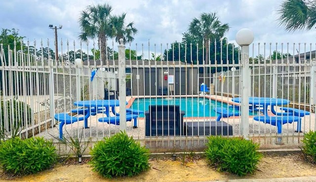 4 Affordable Family Rooms Near Beaumont Amtrak Station – 2.6 km Distance