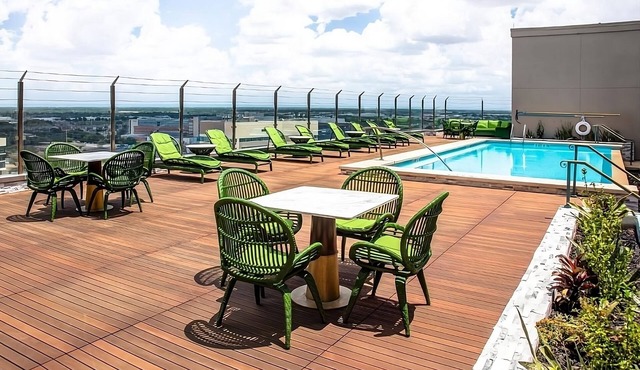 4 Affordable Units! w/Pool, Short Drive to NRG Stadium and Houston Zoo