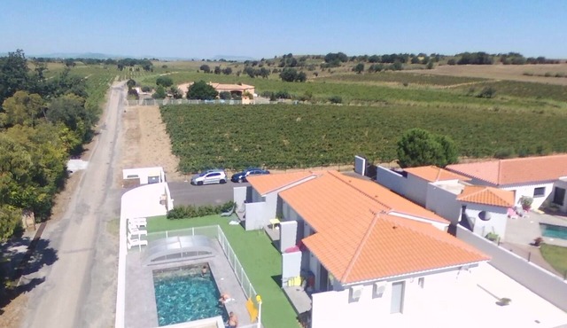 4 apartments in a quiet country villa with pool, near the sea