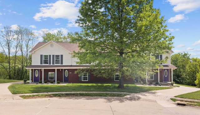 4 Apartments, 10BR - Two and a Half Miles to Ark!