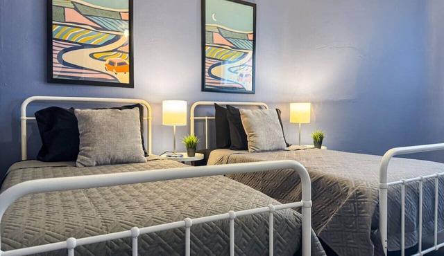 4 Apartments! 7 Bedrooms w/23 Beds & Parking WIFI