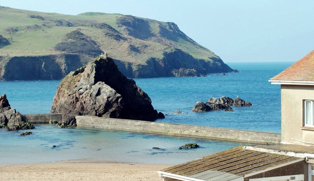 4 ARMADA HOUSE, pet friendly, country holiday cottage in Hope Cove