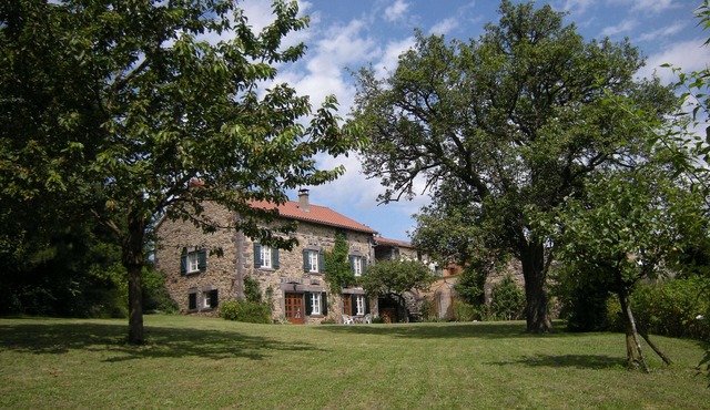 4* At the foot of the Puy-de-Dôme World Heritage Parc Volcans. Electric charging point