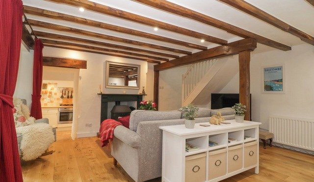 4 BARTON COTTAGES, pet friendly, with open fire in Plymouth