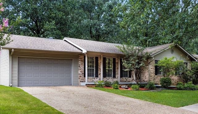 4 Bd , 2.5 Ba Home on the Lake in Safe, Convenient Area. Sleeps 12