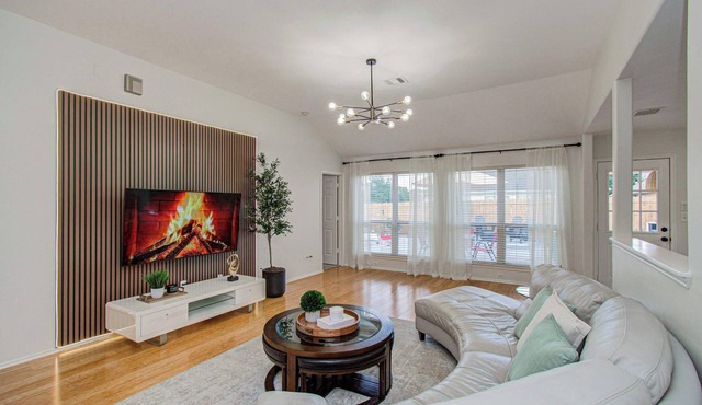 4-BD/2-BA Bellaire View Getaway w/Laundry & Yard