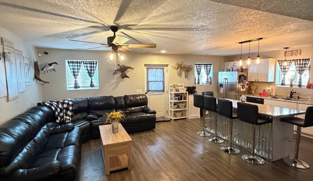 4 bd, 2 ba Cabin at Lake Rathbun. Sleeps 11. Less than a mile from lake.