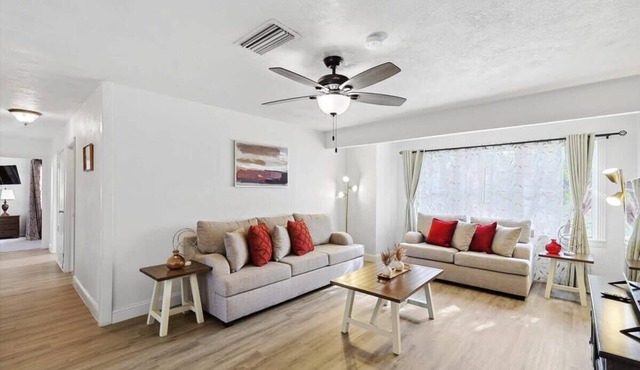 4-BD,2-BA Home Retreat, Laundry, Backyard