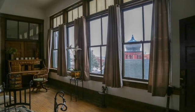 4 BD 2 BA Penthouse Historic Uptown Butte W/Views
