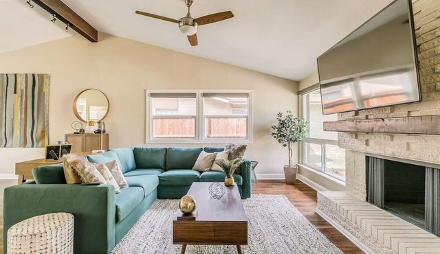 4-BD/3-BA Chic Timeless Elegance - 15 Mins to DT