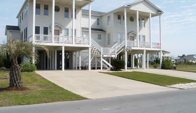 4 Bd/3+ Ba East side duplex: Gated community; quiet, exclusive, relaxing, family