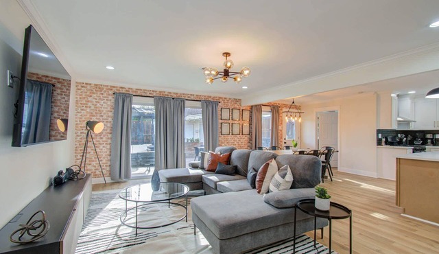 4-BD Central Location w Pool, Patio, Firepit