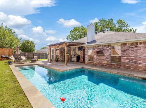 4 bd Home, Pool and Garage