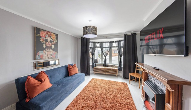 4 Bd House - Sleeps 8 with Garden & Parking