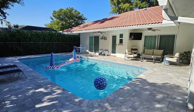 4 BD PARADISE IN SUNNY FL WITH PRIVATE POOL.