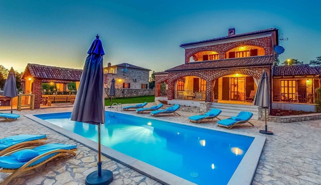 4 BD villa with pool and extra large garden