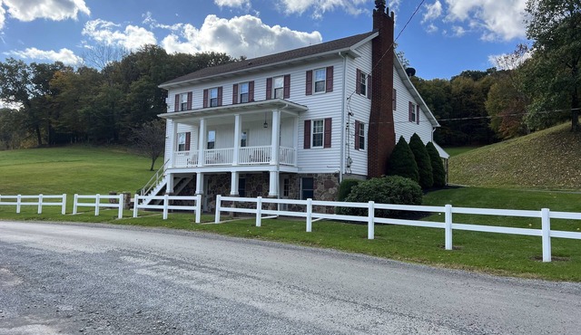 ✔️4 bdr 1860 house/families/lg yard parking/quiet/fishing pond/walking trails