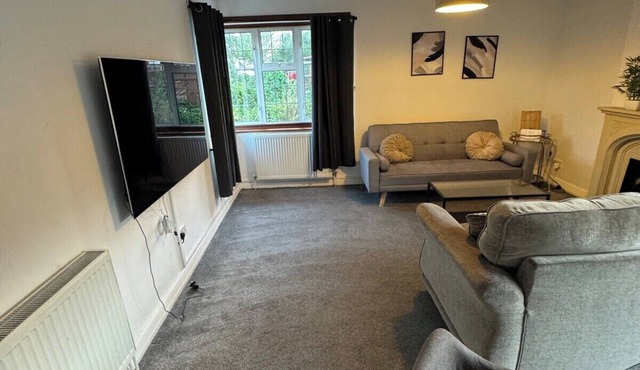 4 BDR House By Eason Stays Short Lets Warwickshire