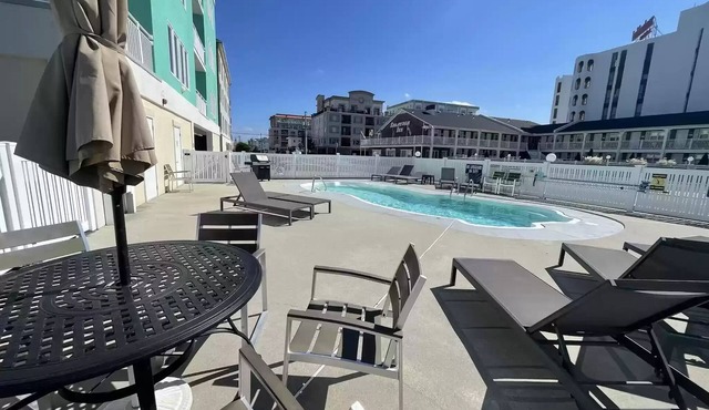 4 Bdr - POOL - Steps to BEACH - Elevator