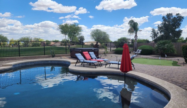 4 Bdrm 2.5 baths, private pool and spa, Putting Green, on the Golf Course!