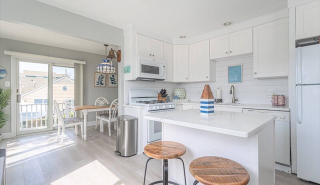 4 bdrm , 2 bath beach house 1 1/2 blocks from beach!