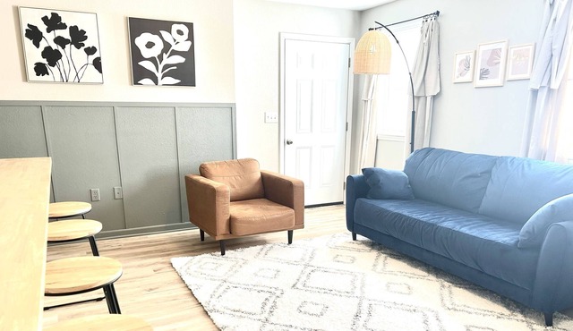 4 bdrm/ 2 bath Walking distance to restaurants on the square! Pet Friendly