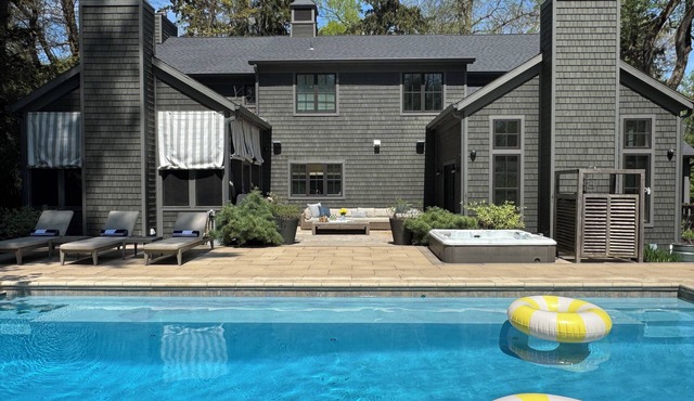 4 bdrm, 3.5 bath retreat w/pool, spa, large yard & fire pit. 5 min walk to beach