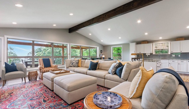 4 bdrm/3.5 bathLakefront home - Come & Play!