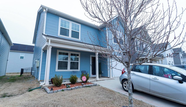 4-bdrm/3-ba home with WiFi, fenced yard, AC & washer/dryer. 20 mins to Charlotte