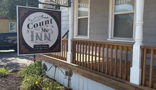 4-Bdrm 3 bath house in Grafton with large patio, WiFi and very walkable. Fun!