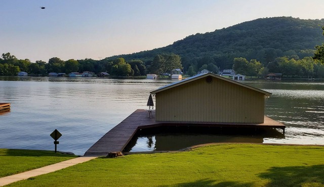 4 Bdrm/3 Bath Luxury Lake Home Directly On Deep Water w/Easy Docking Piers