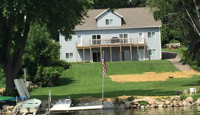 4 Bdrm 4 Bath Lake front Lake Sinissippi home