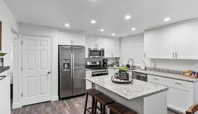 4 Bdrm 6 Bed Clean Pet Friendly HotTub New Kitchen