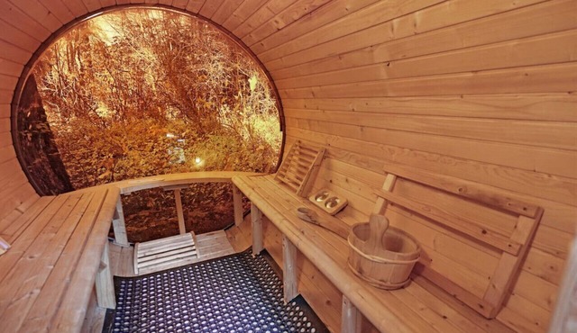 4 Bdrm Cabin w/private Sauna & Hot tub!