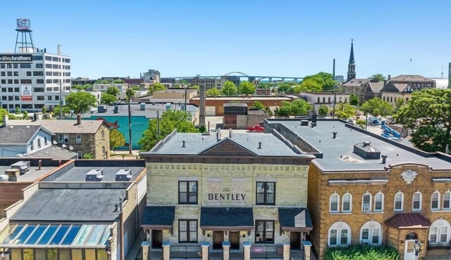 4 bdrm Condotel w/Garage in Walker's Point