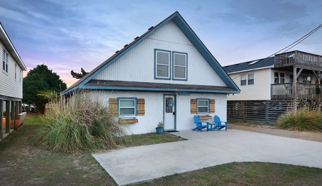 4 Bdrm Cottage w/Hot Tub, Short Walk to Beach