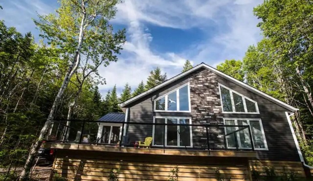 4 bdrm executive cottage with private beach access